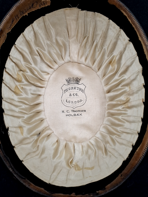 Sort Bowlerhat i æske fra Magasin